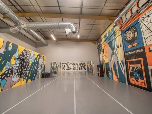 Salle 3 avec fresques colorées