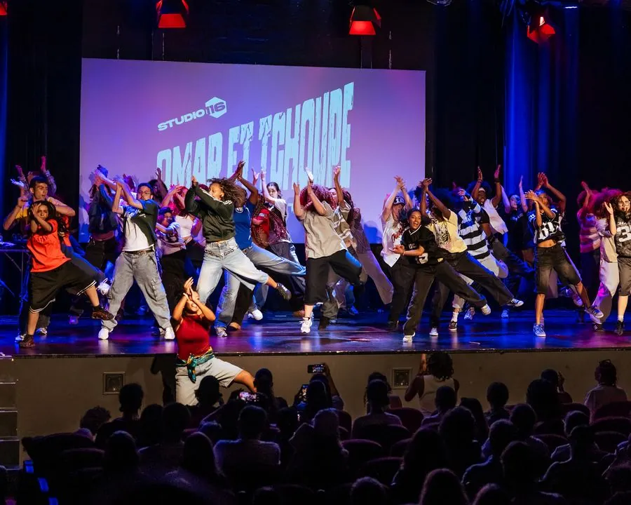 Danseurs de Hubert en tenues blanches, chorégraphie hip-hop, gala Studio 116
