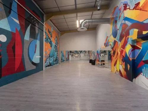 Salle du Studio 116 avec miroirs et fresques murales, Strasbourg