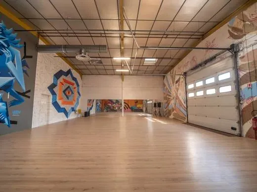 Salle 2 avec porte de garage